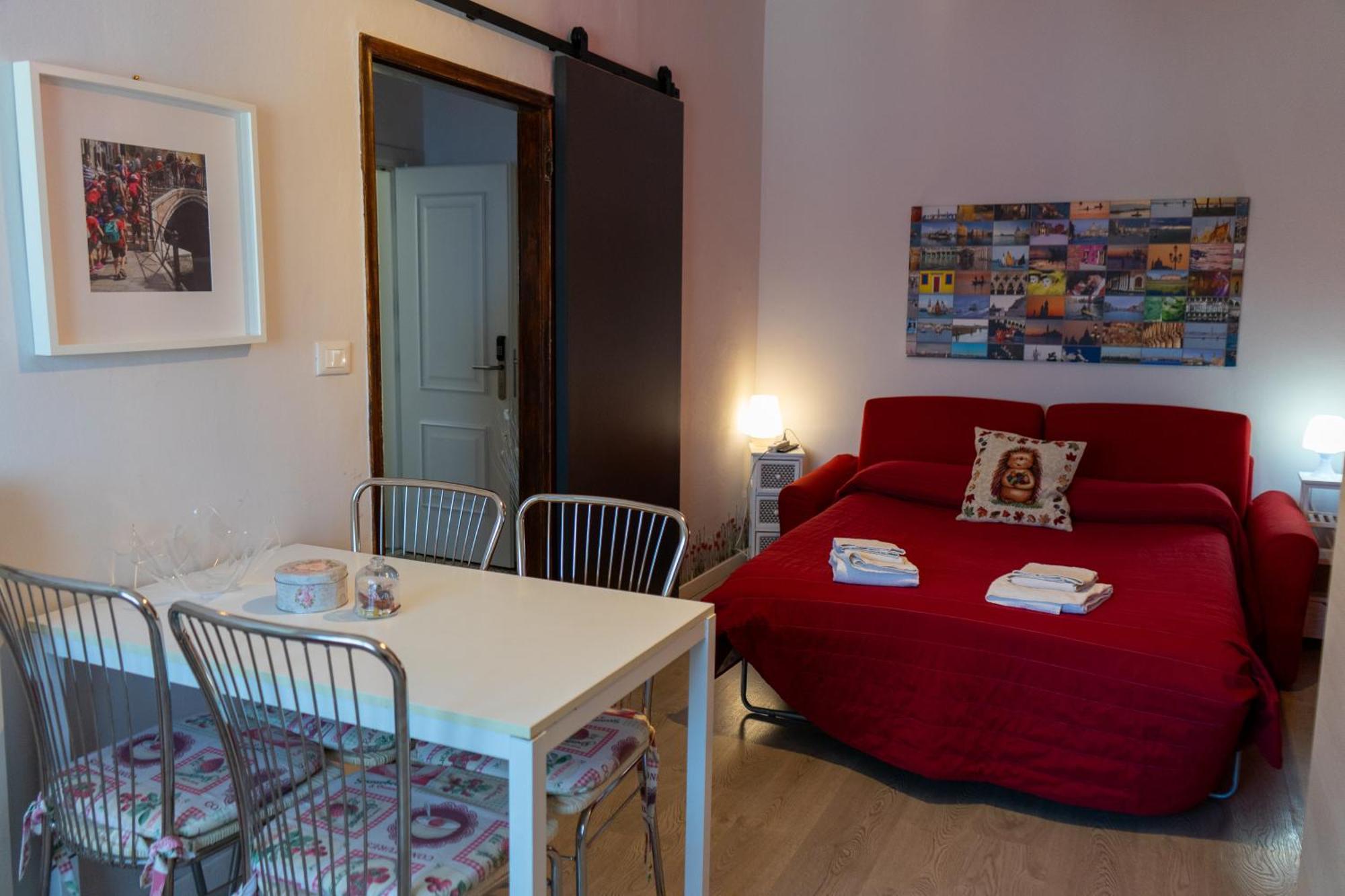 With Children In Venice Apartment *