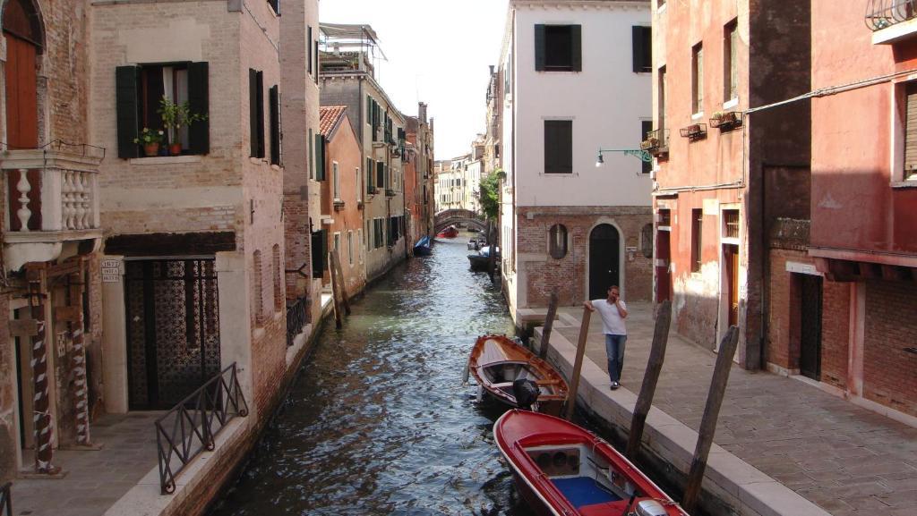 With Children In Venice Apartment *